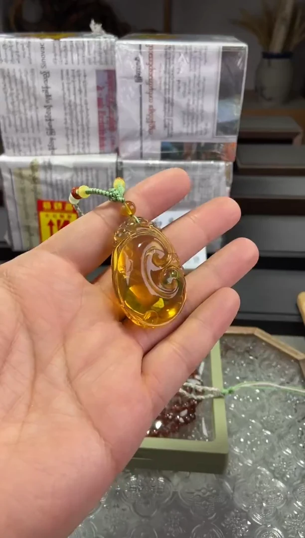 琥珀颈饰未镶嵌如意