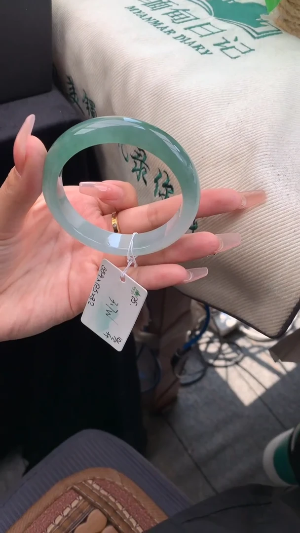 【闪购商品】翡翠手镯未镶嵌 #情人节#送礼，下单联系客服核对地址~