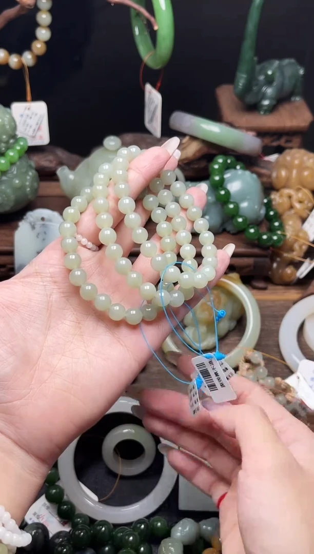 手串未镶嵌和田玉卡8且末青白 圆珠多样性发一有瑕疵