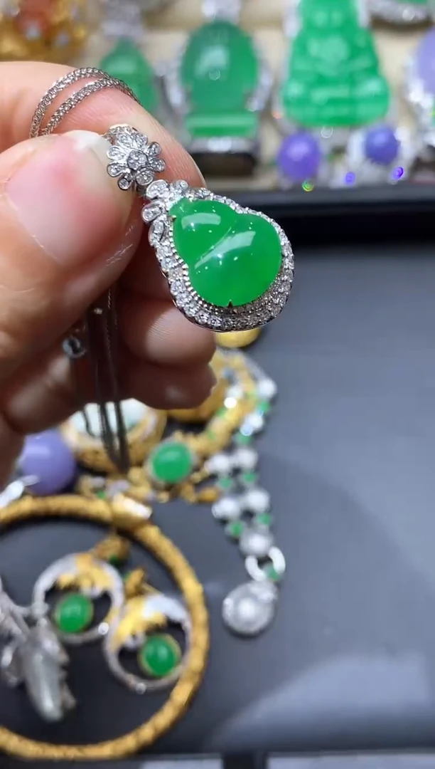 颈饰18K金镶嵌翡翠690-中国好珍宝