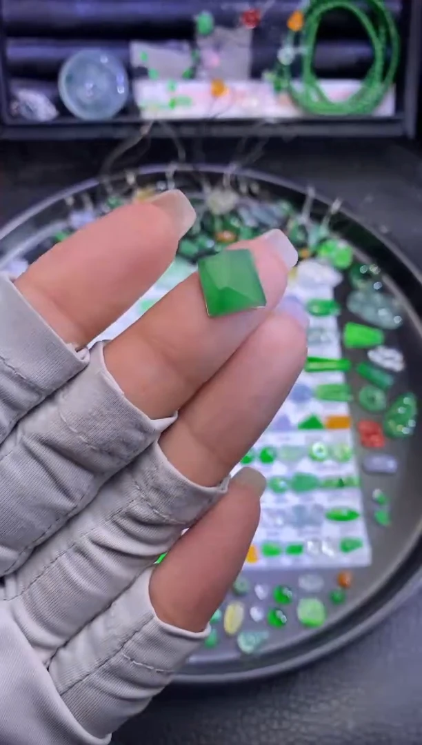 未镶嵌挂件翡翠切割