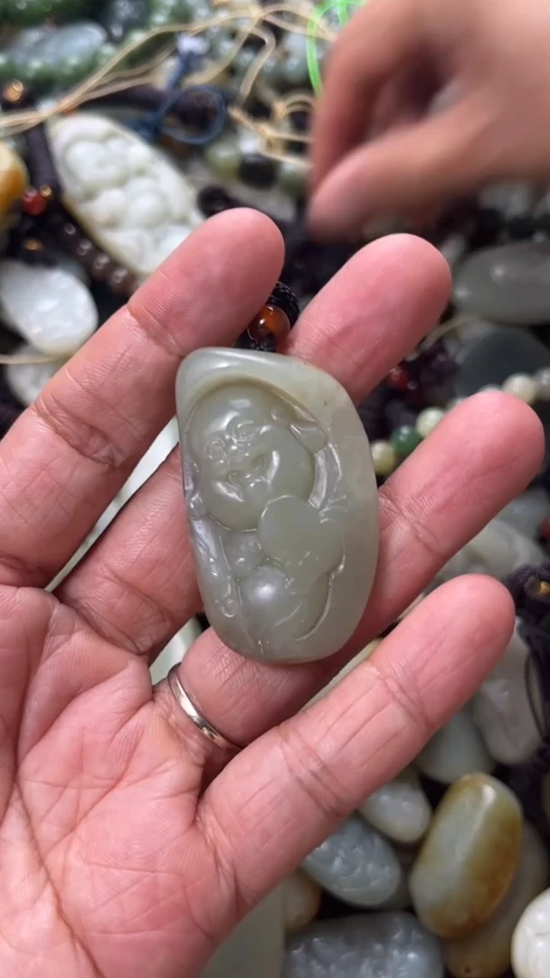 和田玉未镶嵌颈饰（多样性发一件）没有证书有瑕