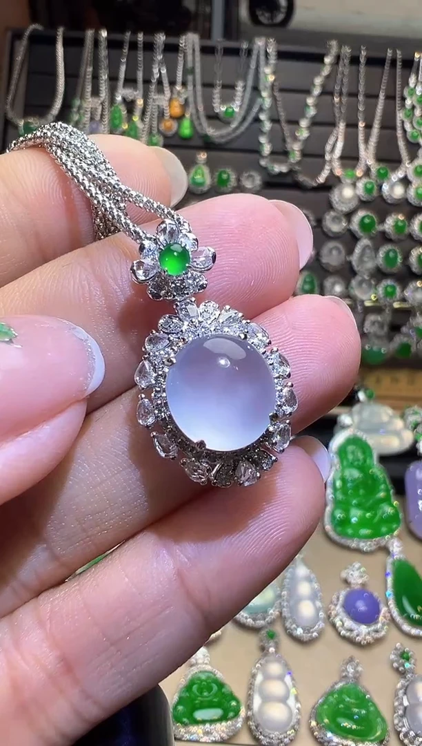 颈饰18K金镶嵌翡翠蛋面