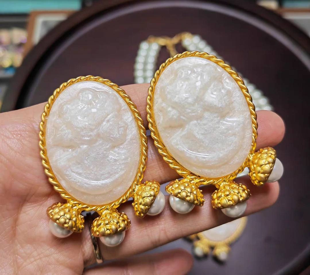 铜合金仿珍珠耳饰 Boonlai 中古金色边框白色美人头珠珠耳环1457