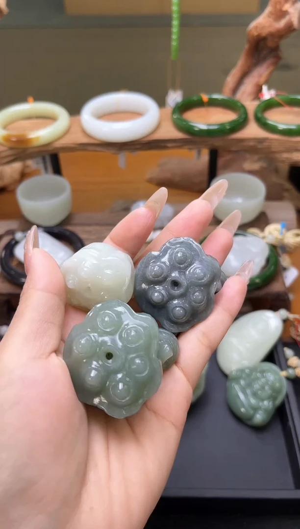 未镶嵌和田玉摆件多产地 莲蓬 多样性发一 有瑕疵