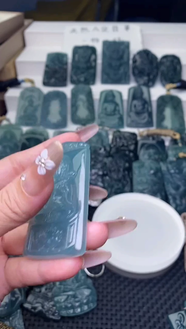 颈饰未镶嵌翡翠