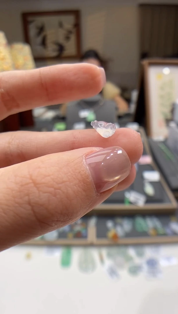 翡翠未镶嵌颈饰莲蓬