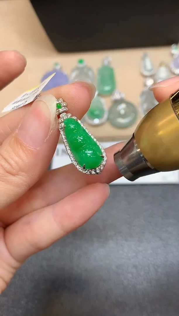 颈饰18K金镶嵌翡翠福豆【无服务费