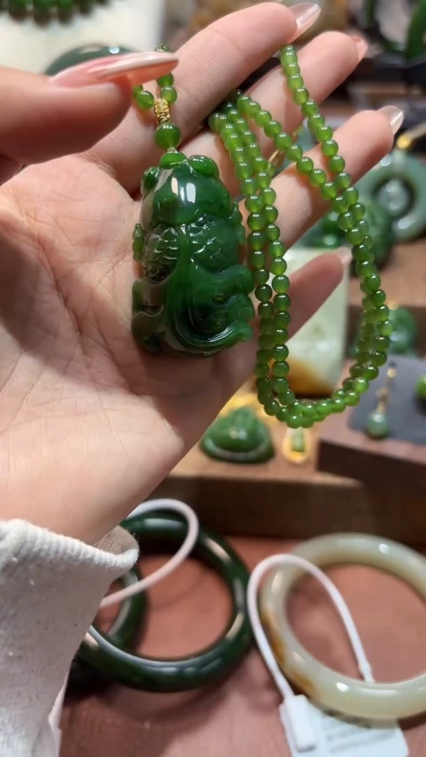 颈饰未镶嵌和田玉（碧玉）1