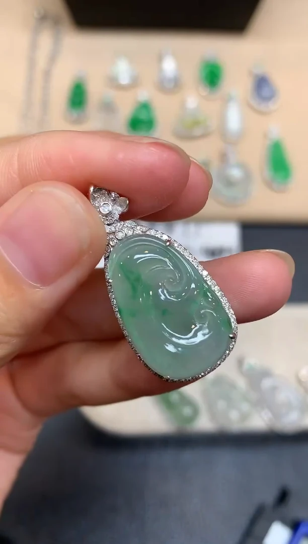 颈饰18K金镶嵌翡翠如意【无服务费