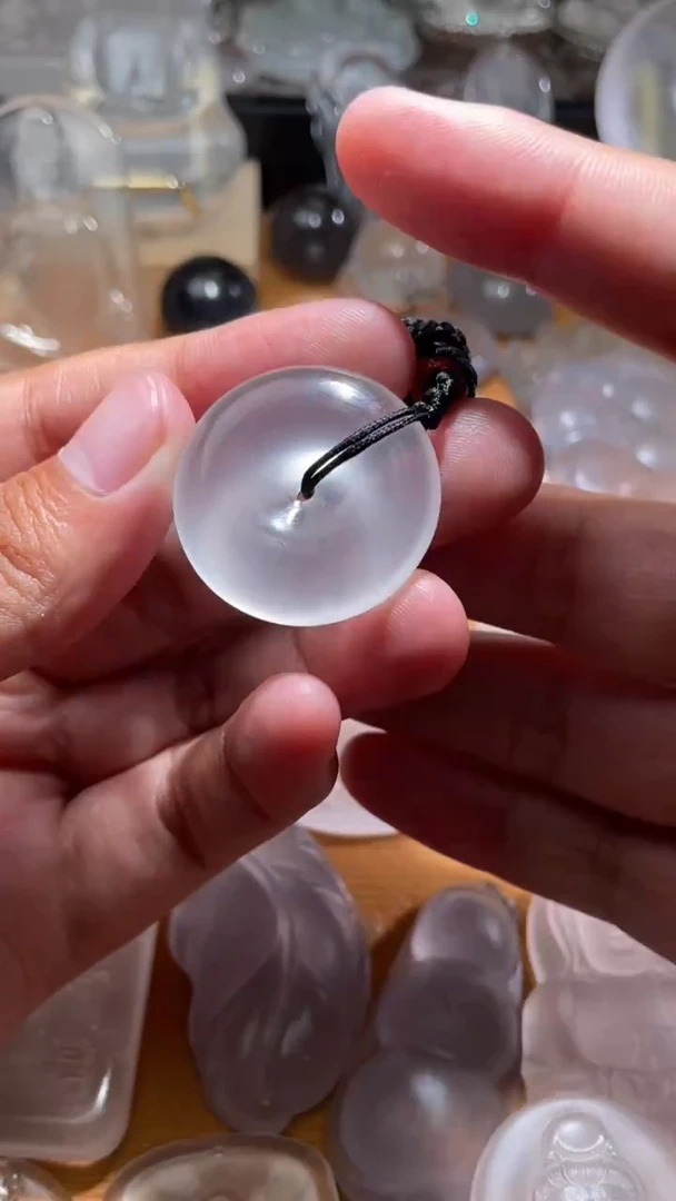 颈饰未镶嵌石英质玉渊*湖无