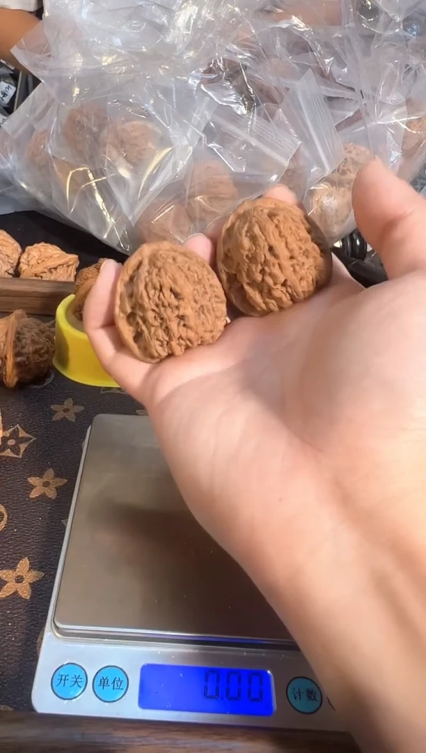 把件核桃全品红皮三角南疆石