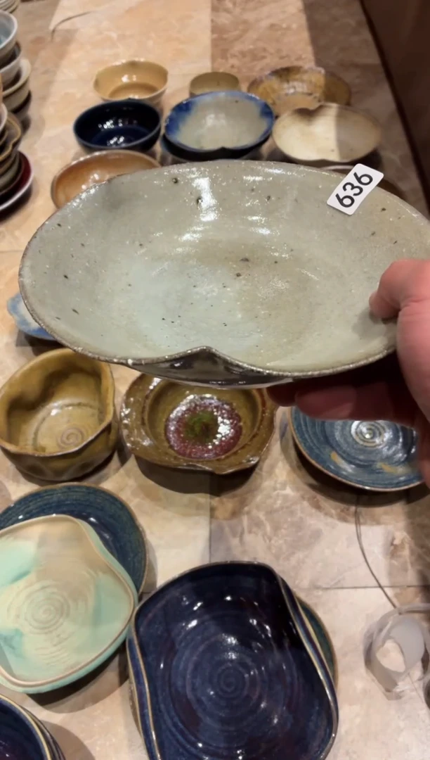 瓷片c*s636微瑕粗陶灰花瓣盘1个