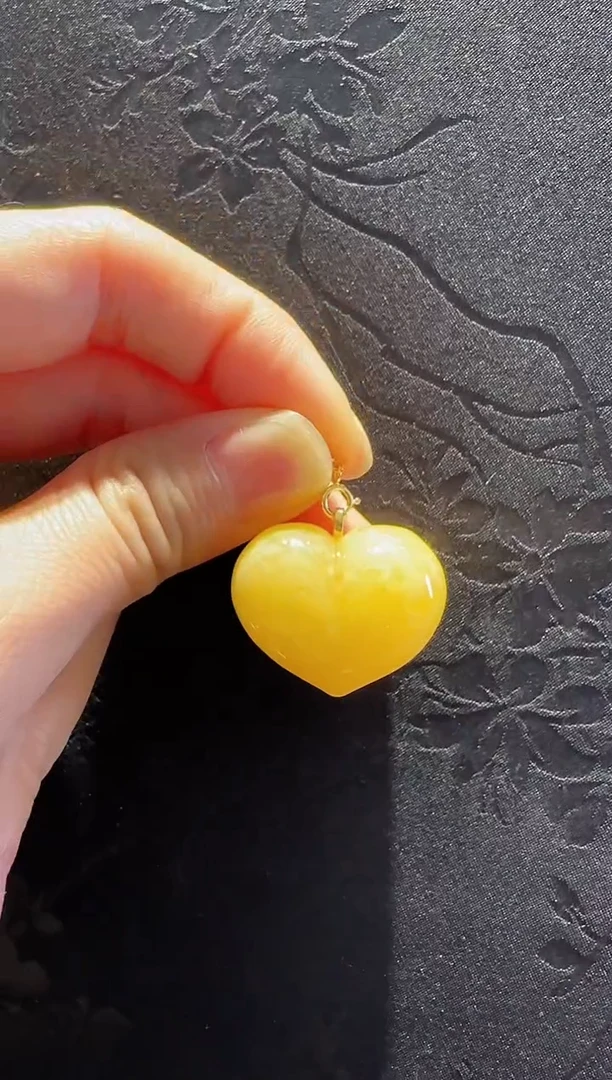 蜜蜡颈饰18K金镶嵌爱心吊坠