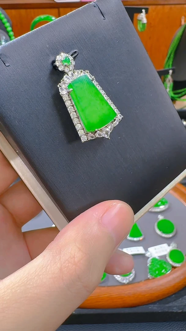 翡翠未镶嵌吊坠(赠链)天然A货翡翠