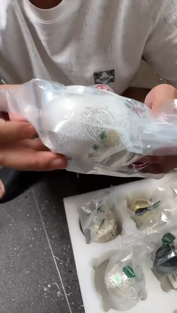 -呆坐 雪花纹錾刻嵌金瓜蝶连绵笑隐壶