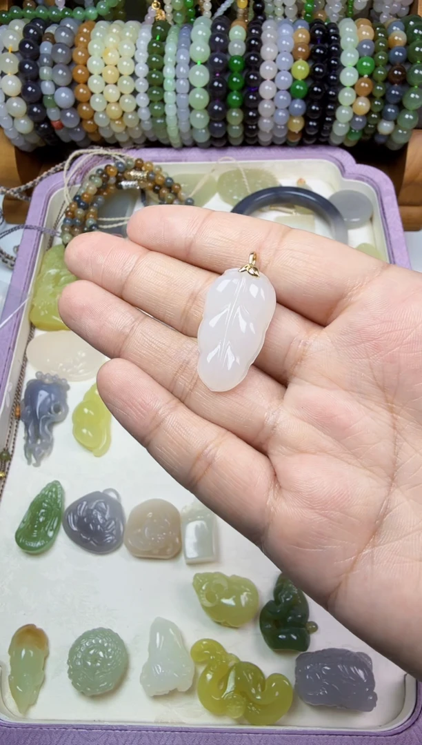 和田玉18K金镶嵌颈饰金枝玉叶吊坠