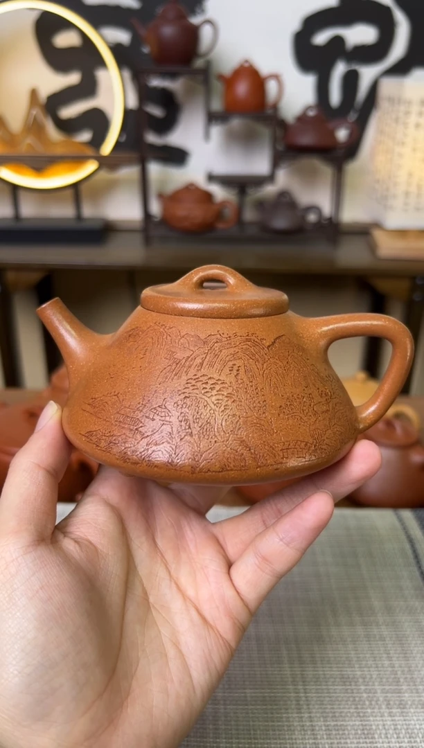 【闪购商品】段泥茶壶黄降坡子冶石瓢壶山水刻250CC-杨志琴