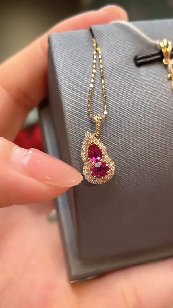 颈饰18K金镶嵌红宝石主石：0.48ct