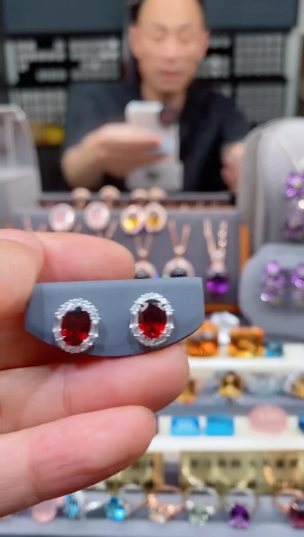 【闪购商品】石榴石耳钉银S925镶嵌石榴石耳钉