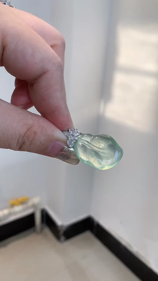 未镶嵌蛇纹石玉颈饰?***?叶子不带链子
