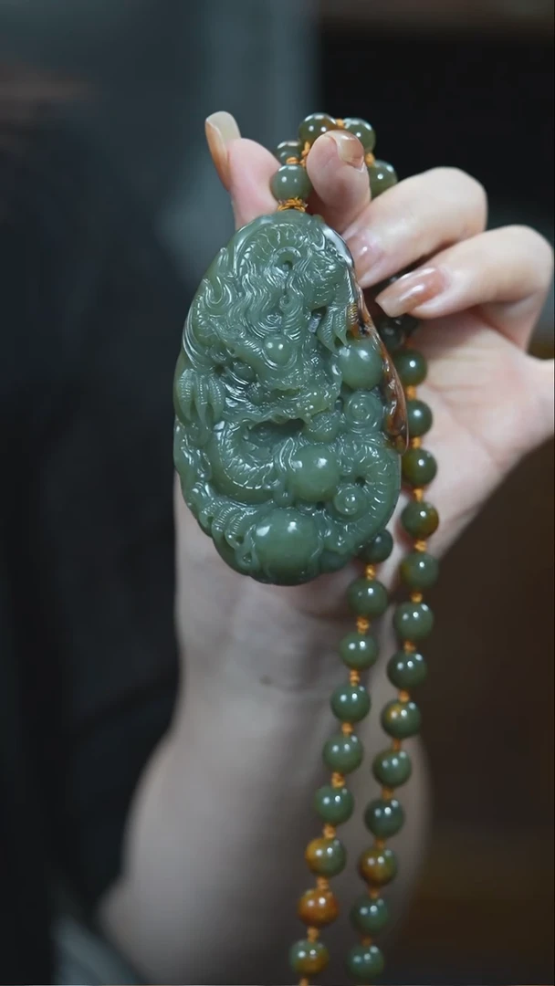 颈饰未镶嵌岫岩河磨玉（透闪石质玉）龙牌