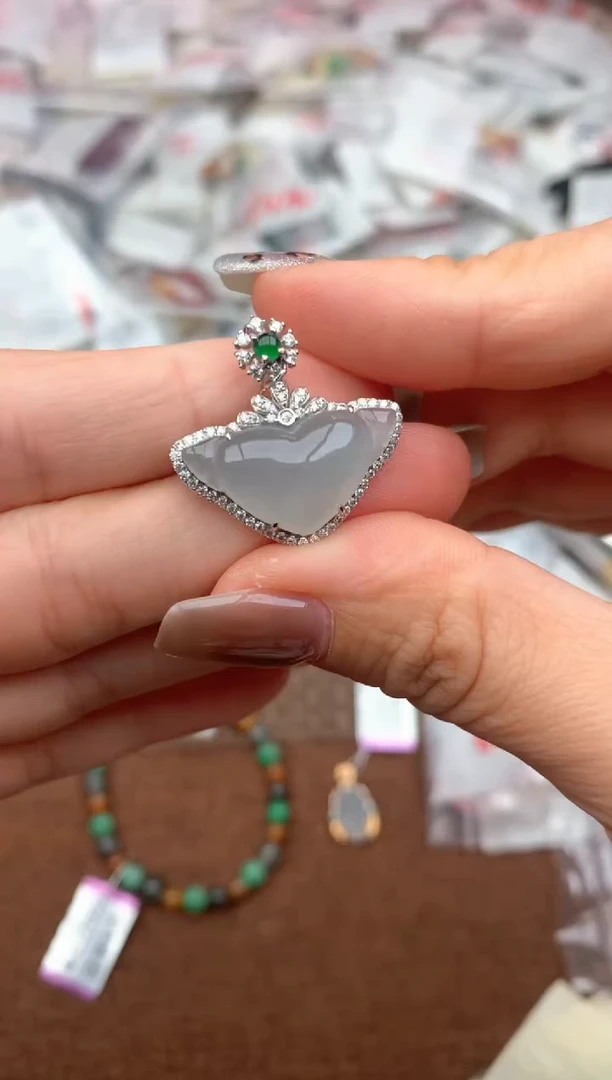 18K金镶嵌挂件翡翠—