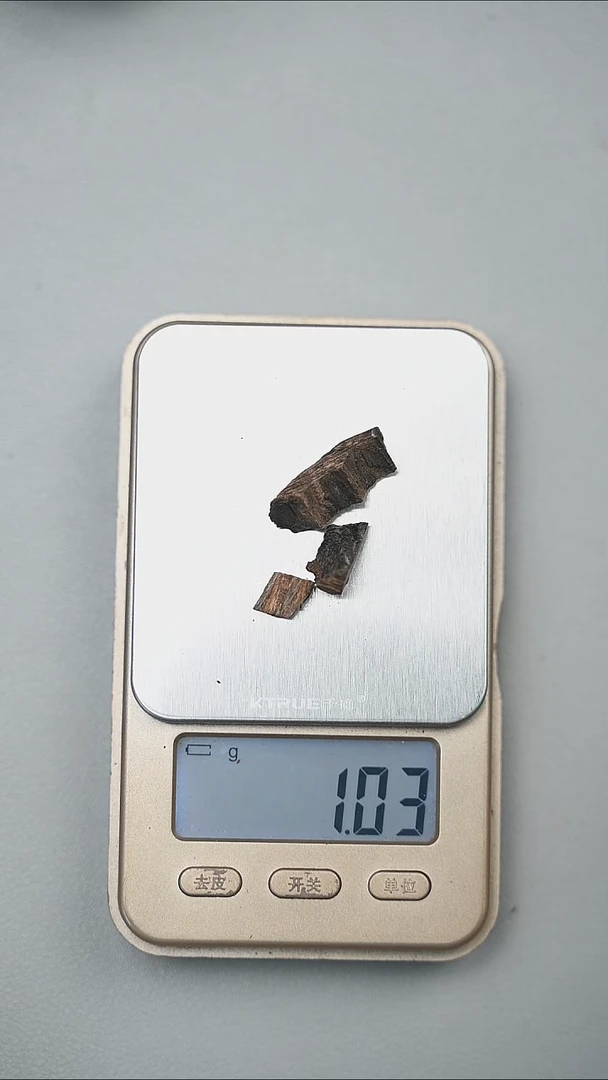 沉香手把件马泥涝沉水碎料1g（形状随机）