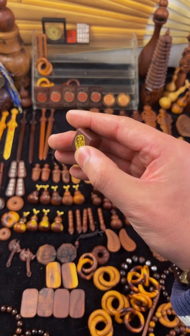 【闪购商品】木枣木金光讳小吊坠