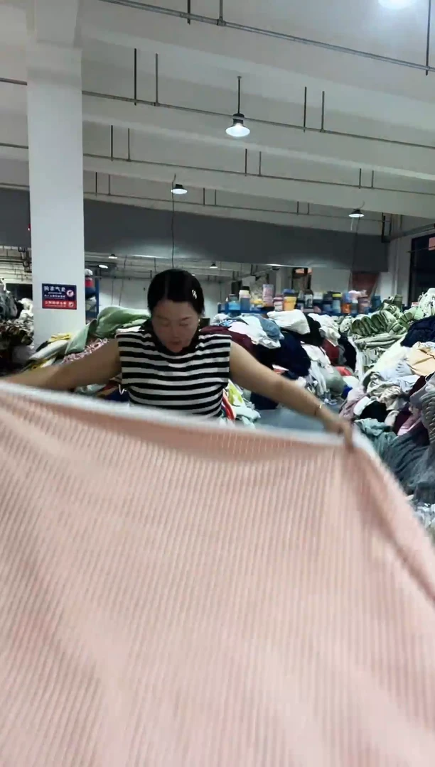 混纺主播手上展示的产品