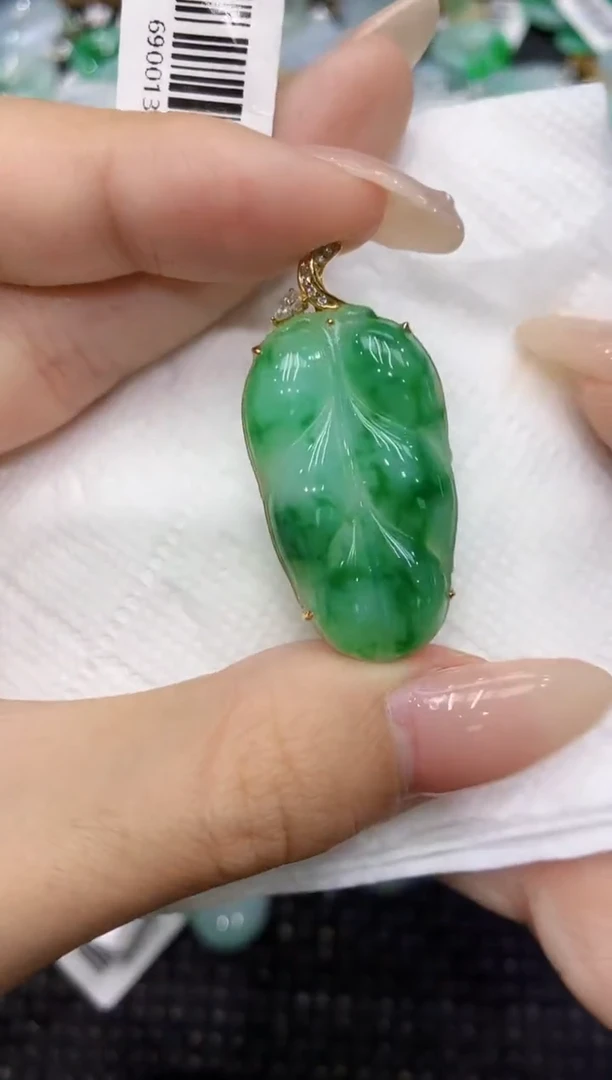 翡翠18K金镶嵌颈饰111111111111