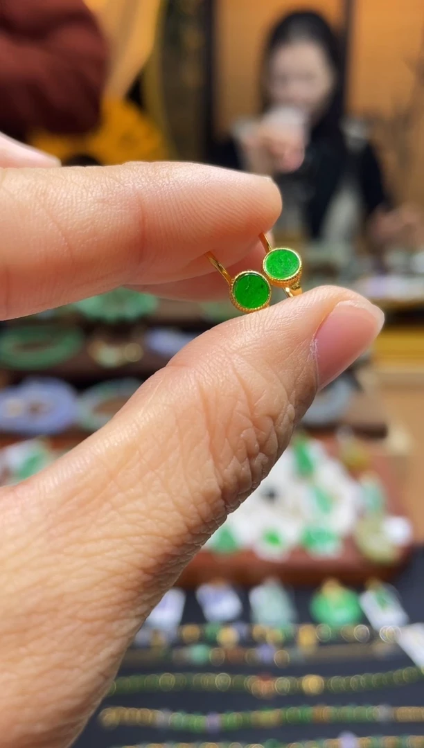 颈饰未镶嵌翡翠耳夹 百元以下不出证