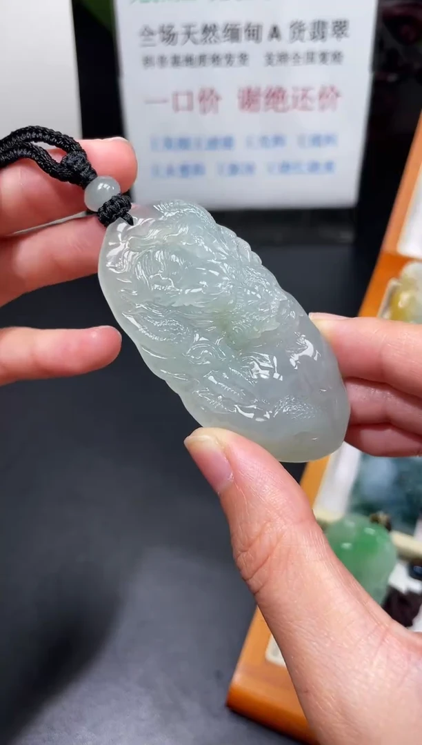 翡翠未镶嵌颈饰龙牌