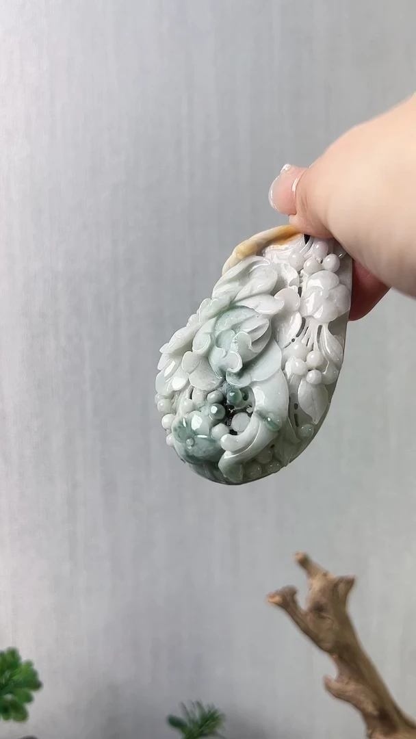 【闪购商品】翡翠把件未镶嵌镂空花