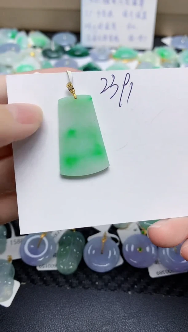 翡翠18K金镶嵌颈饰天然缅甸翡翠A货