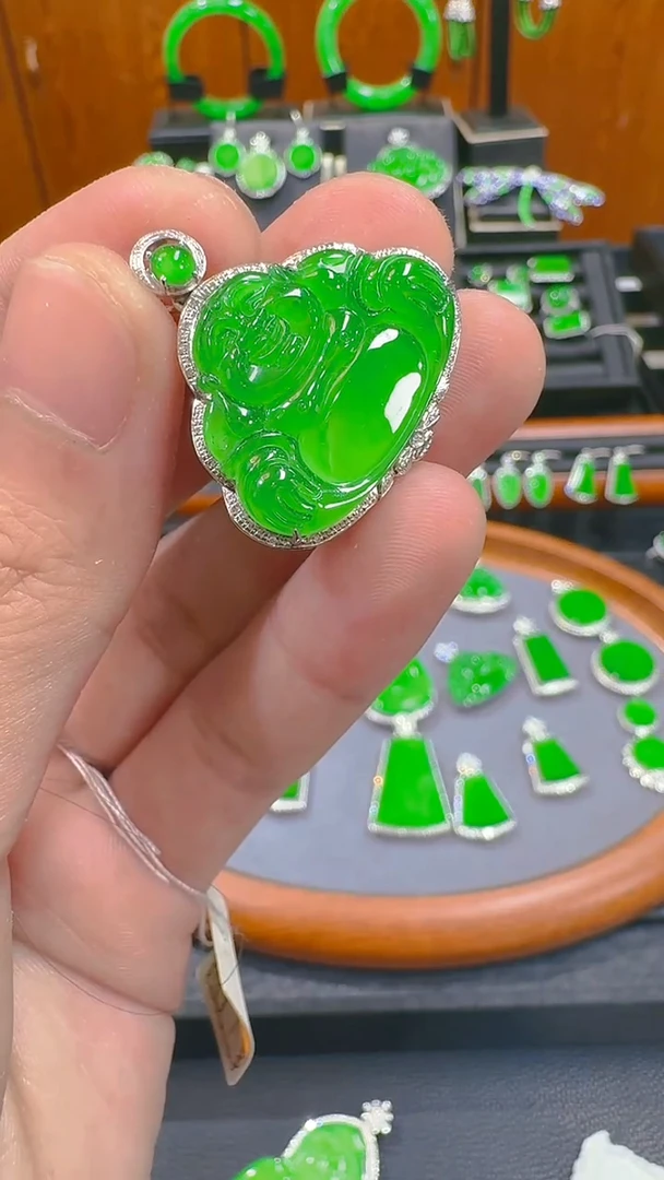 【闪购商品】翡翠吊坠(赠链)18K金镶嵌天然A货翡翠