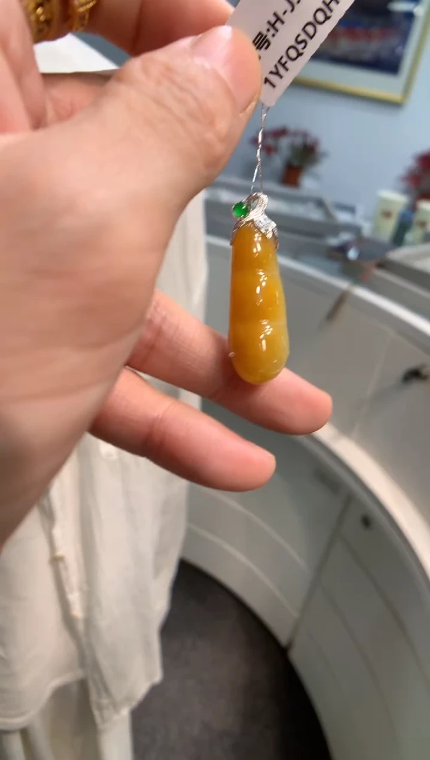 颈饰18K金镶嵌翡翠豆子