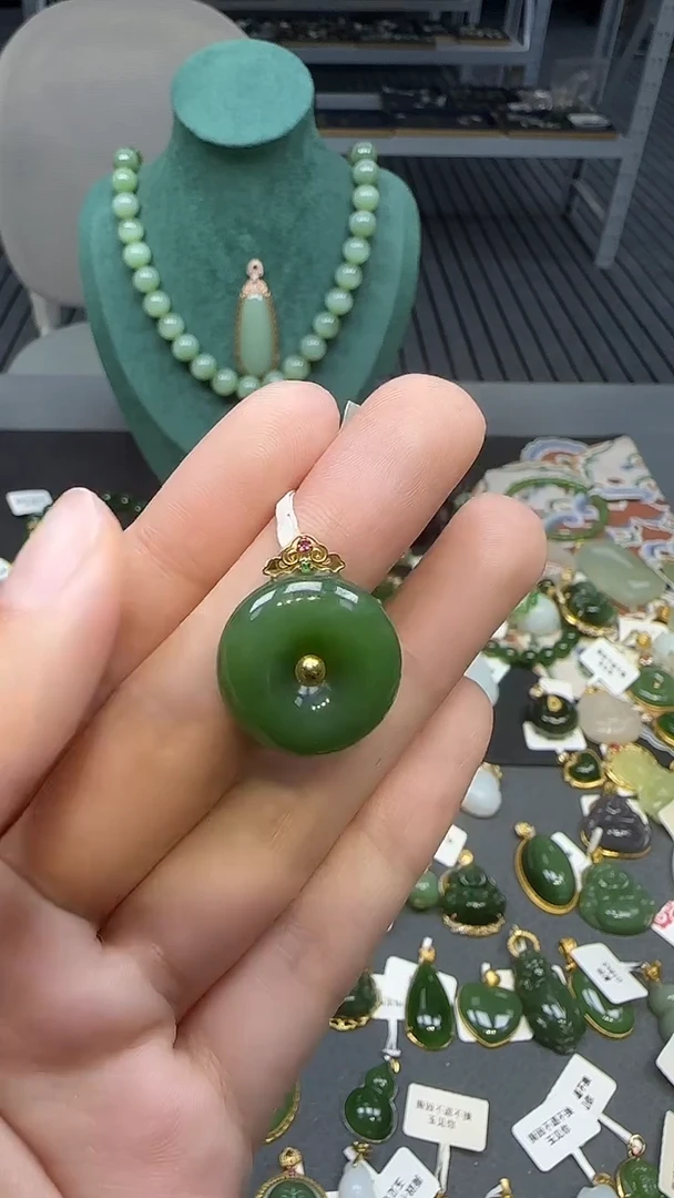 18K金镶嵌和田玉挂件1