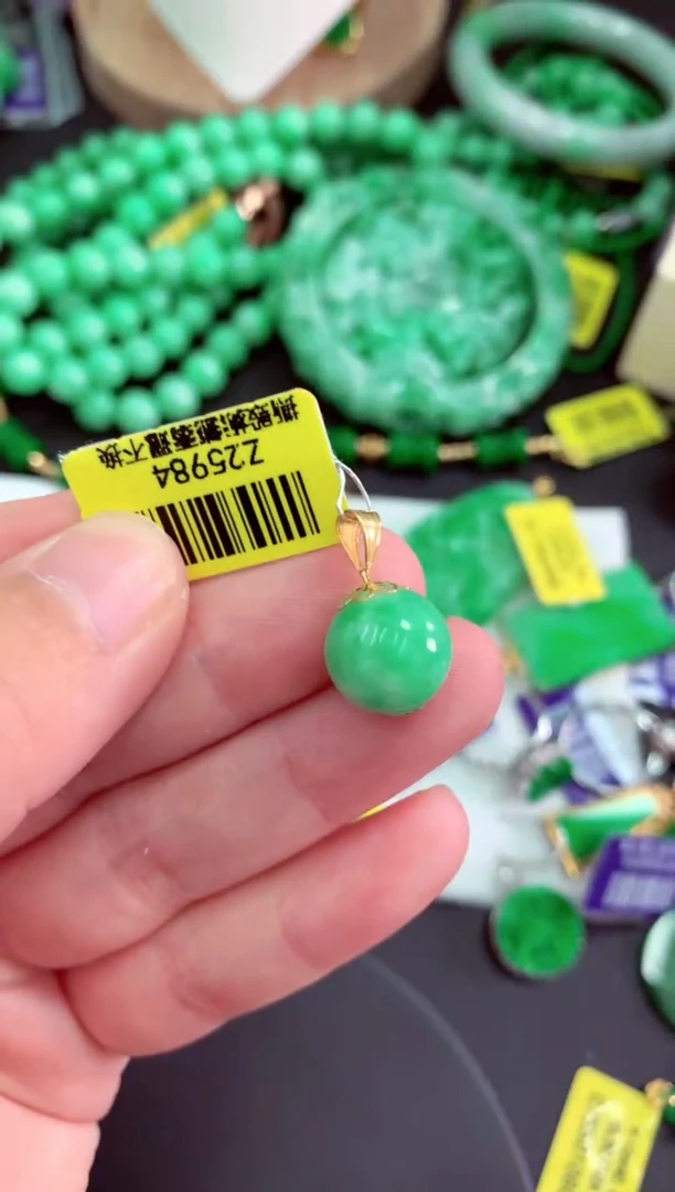 颈饰18K金镶嵌翡翠挂件