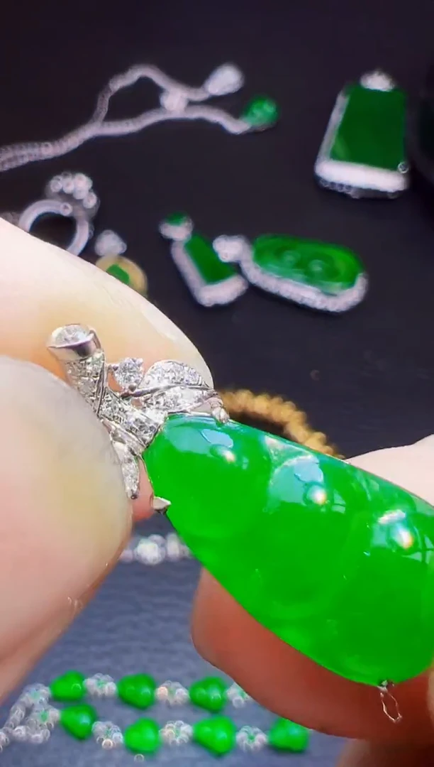 颈饰18K金镶嵌翡翠肉****姐翡翠