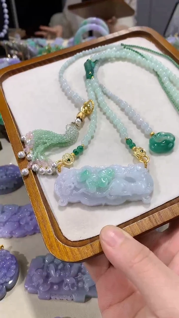 颈饰未镶嵌翡翠吊坠