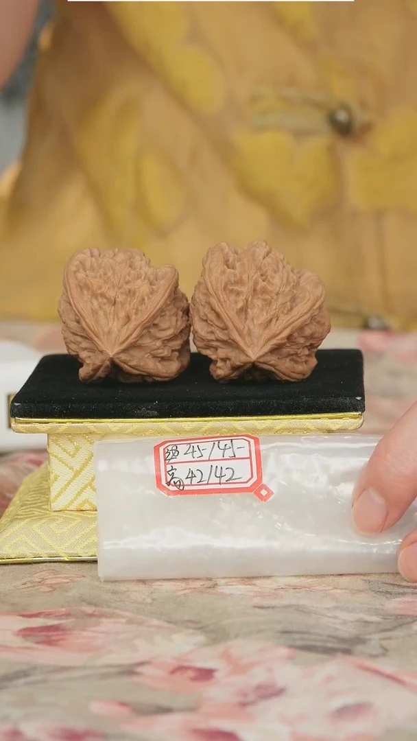 文玩核桃把件红狮子头四棱