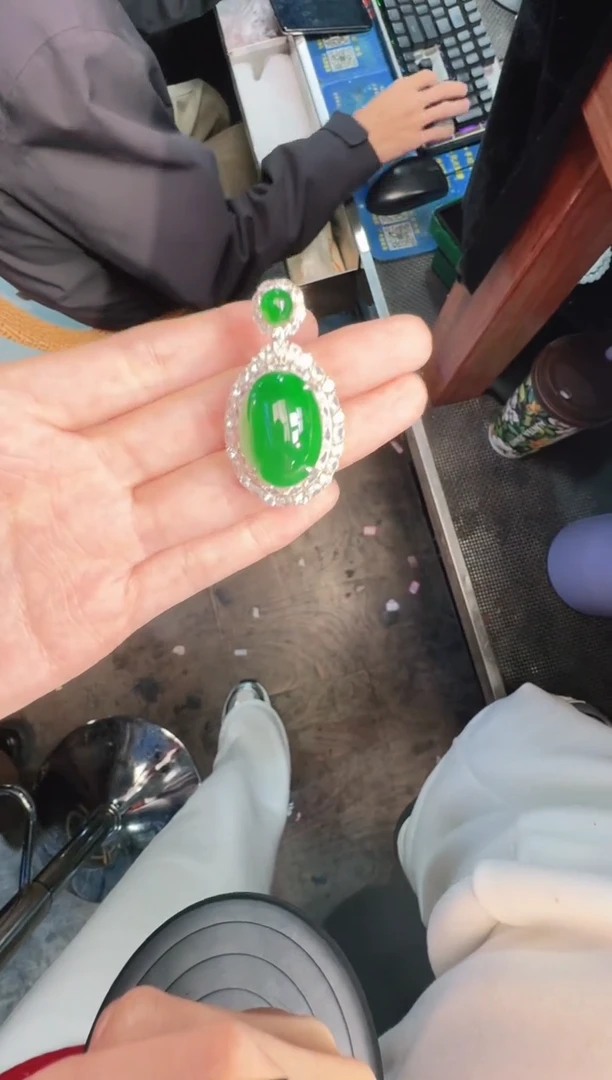 未镶嵌定制翡翠A货有轻微色差属于正常现象，鸽子蛋1