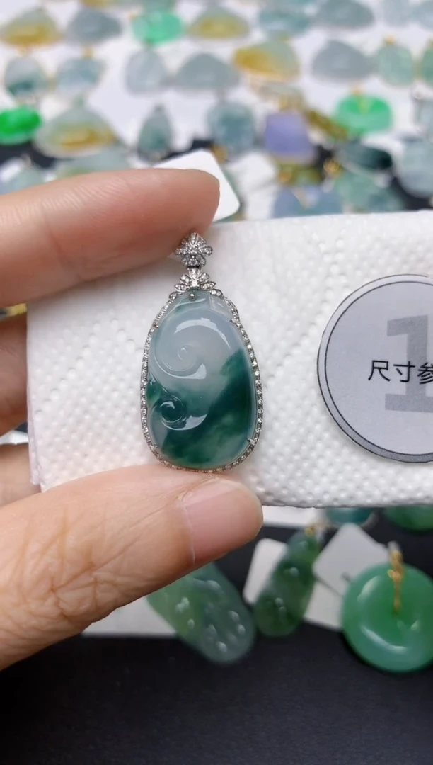 翡翠18K金镶嵌颈饰天然缅甸A货翡翠