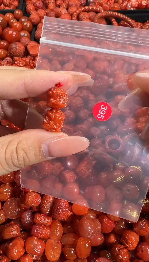 南红玛瑙未镶嵌颈饰1