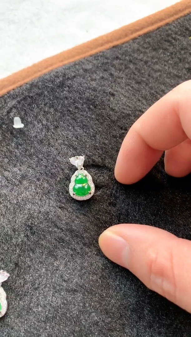 【闪购商品】翡翠颈饰银S925镶嵌辣绿葫芦 送银链