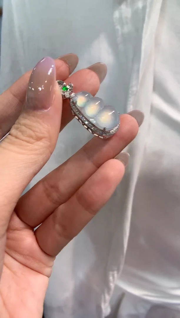 颈饰18K金镶嵌翡翠福豆