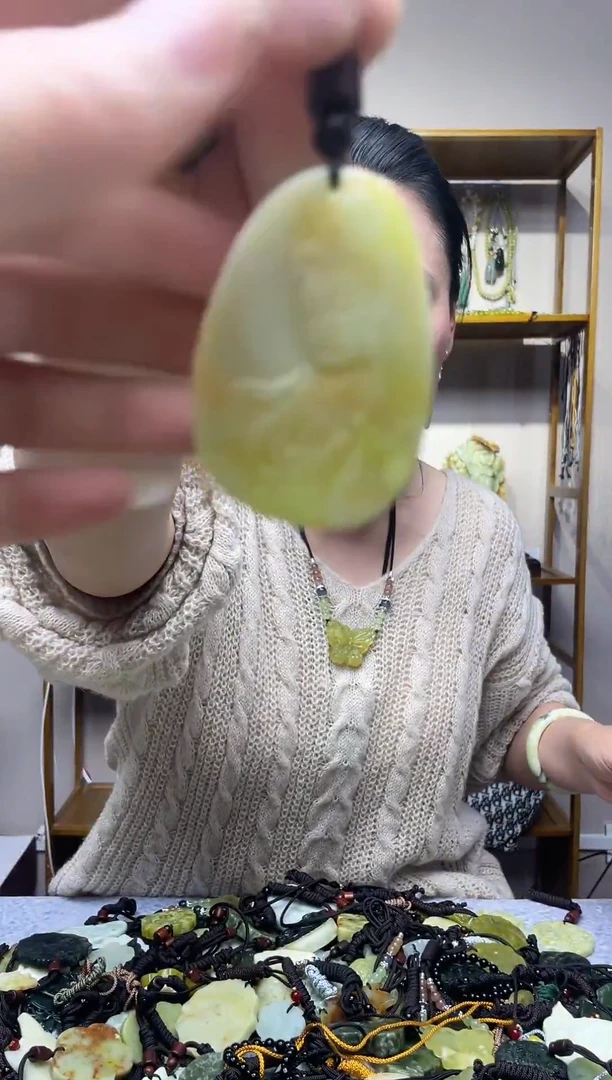 未镶嵌岫玉吊坠`