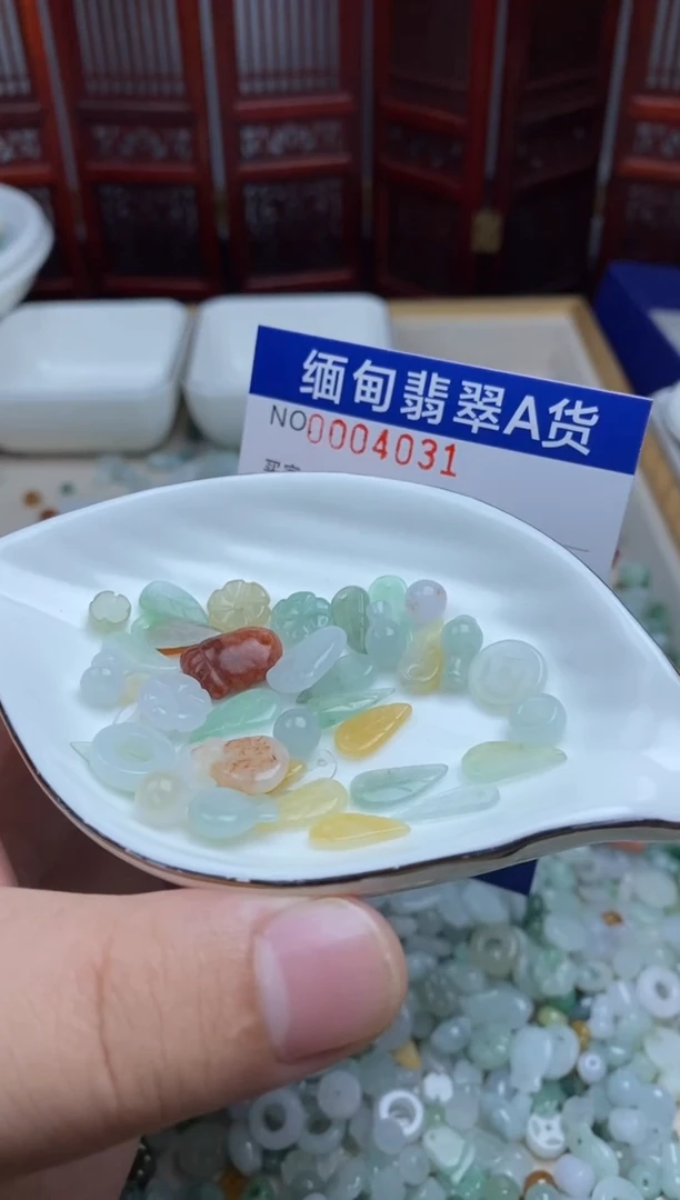 颈饰未镶嵌翡翠兰**亭翡翠