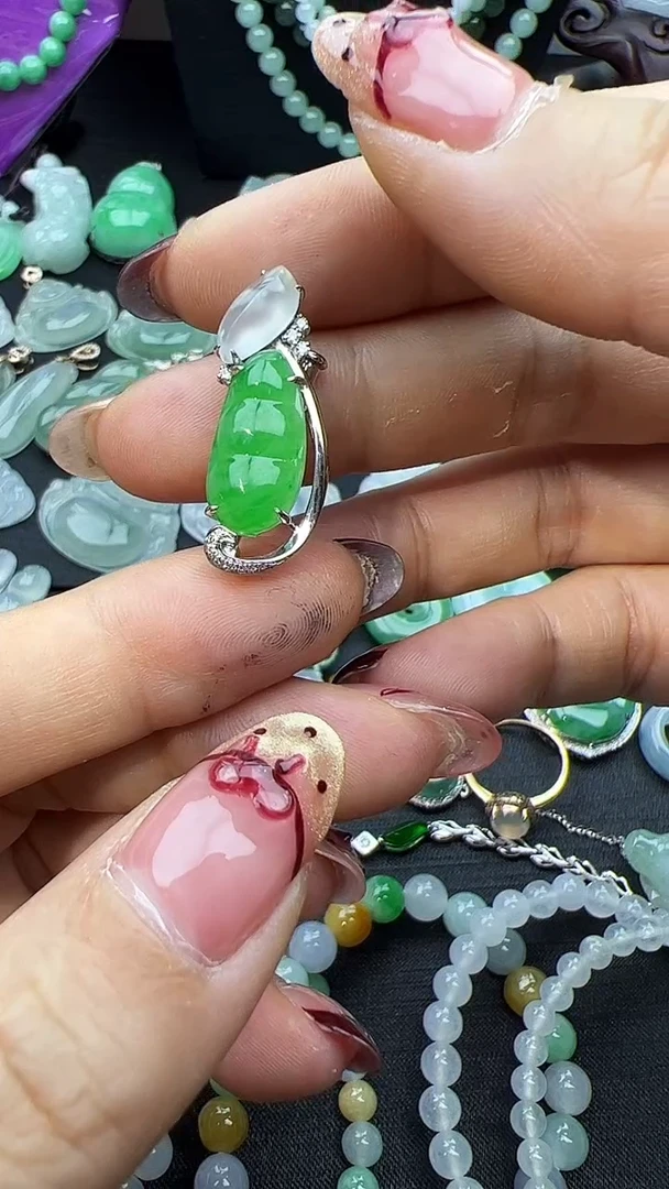 颈饰18K金镶嵌翡翠福豆